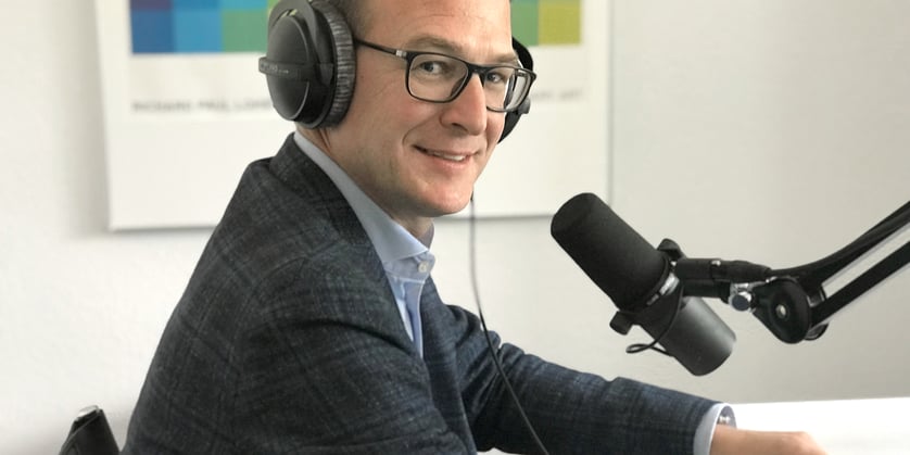 Matthias Glück, Verwaltungsrat Spital Emmental, mit Mikrofon bei Podcast-Aufnahme
