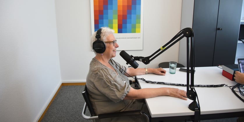 Ruth Erhard, Projektleiterin Geburtshaus Spital Emmental, mit Mikrofon bei Podcast-Aufnahme