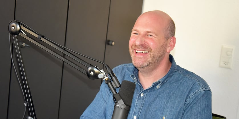 Michael Strehlen, Stellvertretender Chefarzt Erwachsenenpsychiatrie Spital Emmental, mit Mikrofon bei Podcast-Aufnahme