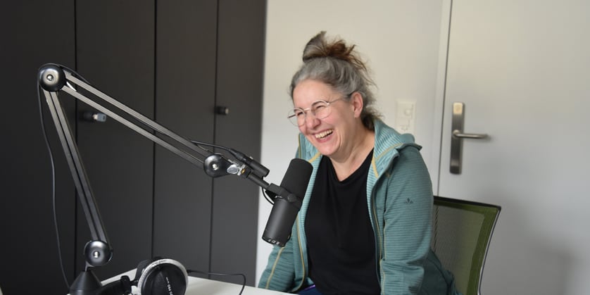 Bettina Kleeb, Leitende Ärztin Schmerzzentrum Spital Emmental, mit Mikrofon bei Podcast-Aufnahme.
