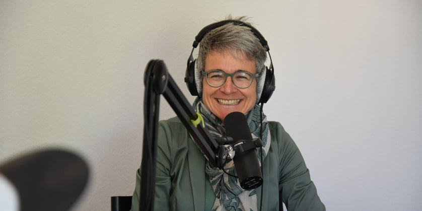 Regula Feldmann, CEO Spital Emmental, mit Mikrofon bei Podcast-Aufnahme